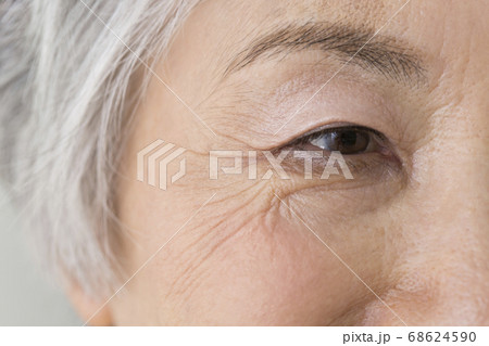 シニア女性の目元 68624590