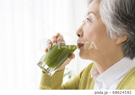 青汁を飲むシニア女性 青汁を飲むシニア女性 68624592