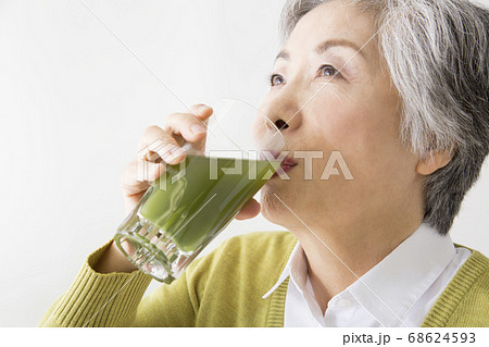 青汁を飲むシニア女性 青汁を飲むシニア女性 68624593