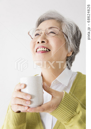 お茶を飲むシニア女性 68624626
