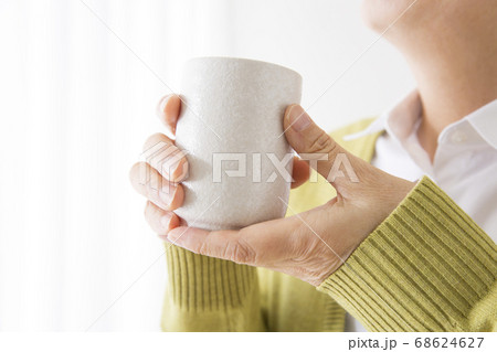 お茶を飲むシニア女性 68624627
