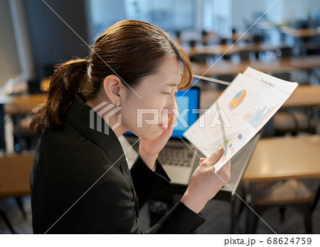 働く女性 働く女性 68624759