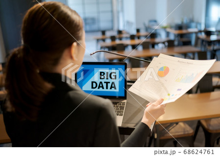 働く女性 68624761