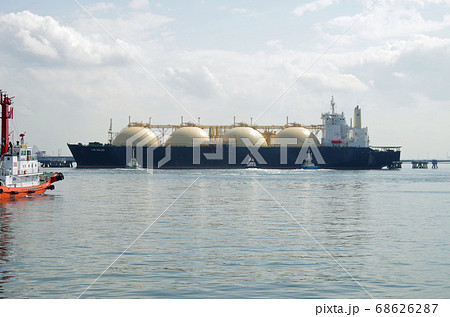 シーバースで荷役をするLNGタンカーの景色 68626287