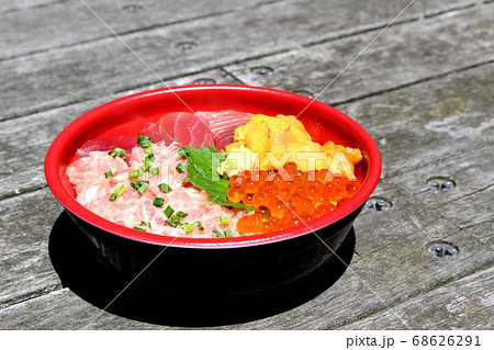 下関市 唐戸市場 海鮮丼 テイクアウト 外 ピクニック 山口県 屋外 食べ物 和食 丼 海鮮 イクラの写真素材