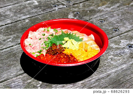 下関市 唐戸市場 海鮮丼 テイクアウト 外 ピクニック 山口県 屋外 食べ物 和食 丼 海鮮 イクラの写真素材