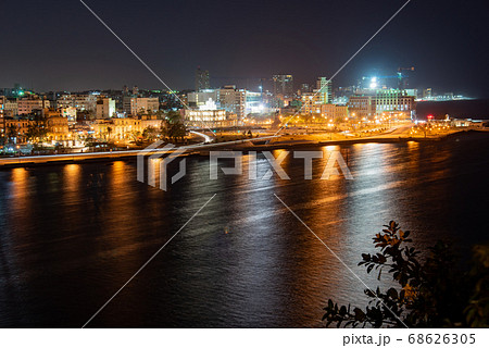 キューバ　カバーニャ要塞から見たハバナの街並の夜景 68626305
