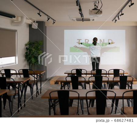 プレゼン　女性　作業服 68627481