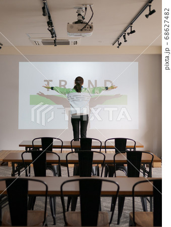 プレゼン　女性　作業服 68627482