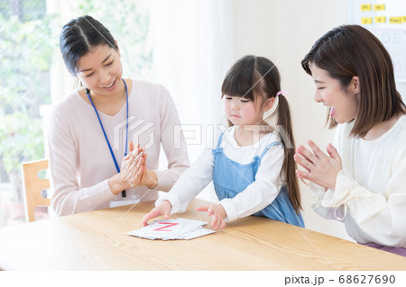 幼児教育　英会話教室でレッスンを受ける女の子 68627690