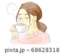 飲み物を飲んで休憩する女性 68628318
