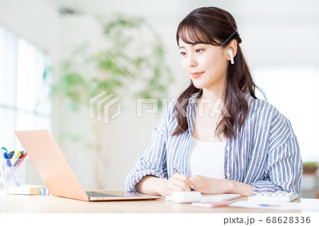 リビングでテレワークをする若い女性 リビングでテレワークをする若い女性 68628336