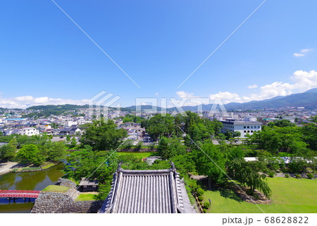 松本城内から望む松本市の風景 68628822