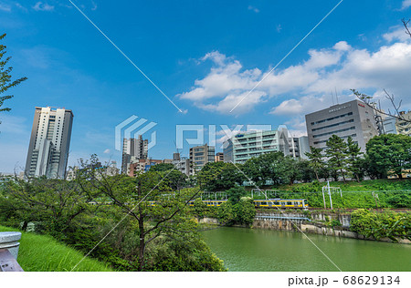 日本の東京都市景観　青空に映える法政大学（超高層「ボアソナード・タワー」）などを望む 68629134