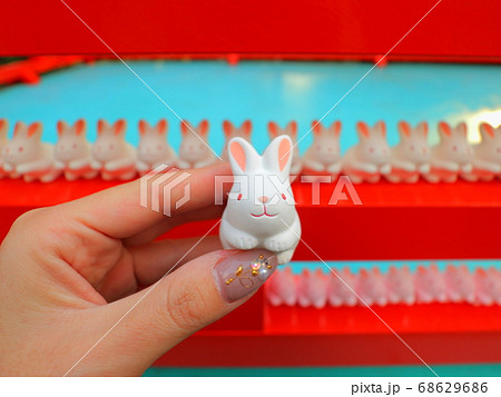 岡崎神社でウサギおみくじの写真素材