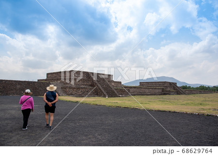 メキシコ 世界遺産のテオティワカン遺跡を歩く人 メキシコ 世界遺産のテオティワカン遺跡を歩く人 68629764