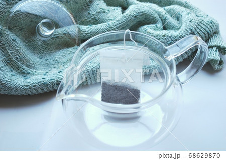 ガラスのティーポットとティーバック 68629870