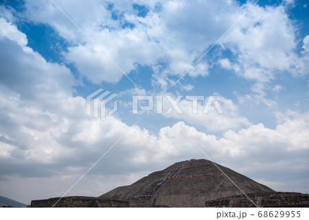 メキシコ　世界遺産のテオティワカン遺跡　太陽のピラミッドに登る人々 68629955