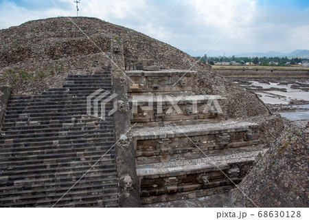 メキシコ　世界遺産のテオティワカン遺跡のレリーフ 68630128