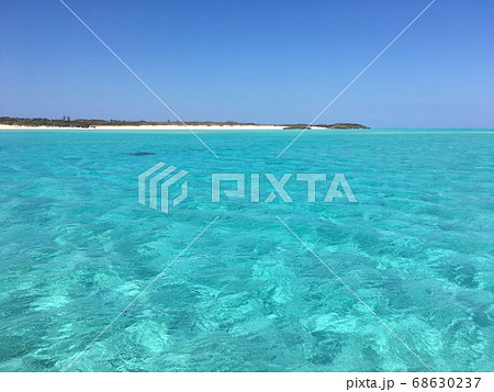 与論島 世界一綺麗なエメラルドグリーンの海の写真素材