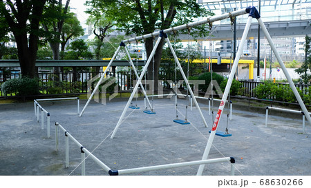 都会の公園のブランコ 都会の公園のブランコ 68630266