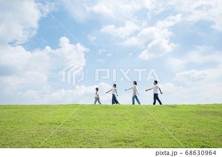 屋外で並んで行進をする家族　ファミリー　親子 68630964