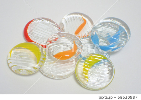 カラフルなおはじき 68630987