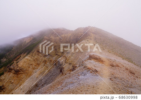 十勝岳　上ホロ避難小屋から十勝岳へ向かうガスの稜線 68630998
