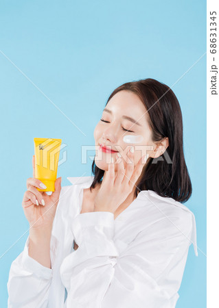 Women's natural beauty concept, beautiful young woman with clean perfect skin. summer skin care. 560 Women's natural beauty concept, beautiful young woman with clean perfect skin. summer skin care. 560 68631345