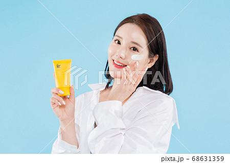 Women's natural beauty concept, beautiful young woman with clean perfect skin. summer skin care. 558 Women's natural beauty concept, beautiful young woman with clean perfect skin. summer skin care. 558 68631359