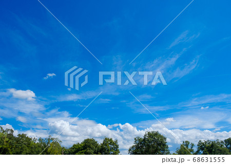 【写真素材】 青空　夏の空　背景素材　8月　コピースペース　 68631555