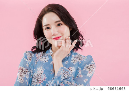 Women's natural beauty concept, beautiful young woman with clean perfect skin. summer skin care. 057 68631663