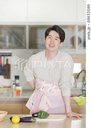 Modern young family concept, young mother and father with newborn 464 Modern young family concept, young mother and father with newborn 464 68632099