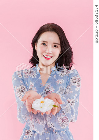 Women's natural beauty concept, beautiful young woman with clean perfect skin. summer skin care. 060 68632154