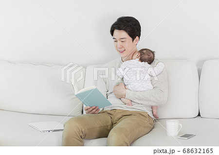 Modern young family concept, young mother and father with newborn 421 Modern young family concept, young mother and father with newborn 421 68632165