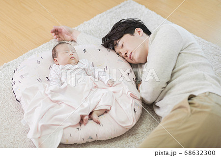 Modern young family concept, young mother and father with newborn 551 Modern young family concept, young mother and father with newborn 551 68632300