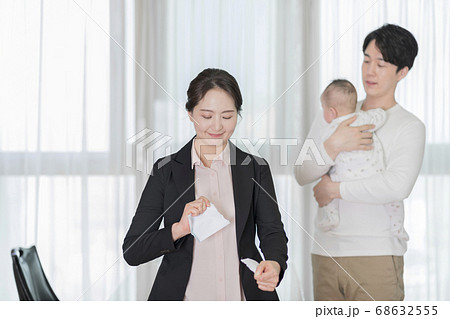 Modern young family concept, young mother and father with newborn 098 68632555