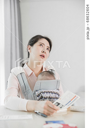 Modern young family concept, young mother and father with newborn 273 68632604