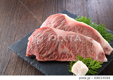 黒毛和牛のサーロインステーキ　生肉 68634088