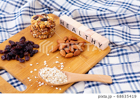 オートミールクッキーと食材　HEALTHY 68635419