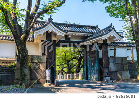 日本の東京都市景観　田安門などを望む（日本武道館では全国戦没者追悼式が開かれた）＝8月15日 68636081