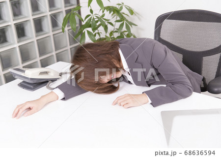 残業で疲れたOL 残業で疲れたOL 68636594