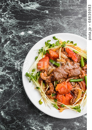 牛肉とトマトの炒め物 68636983