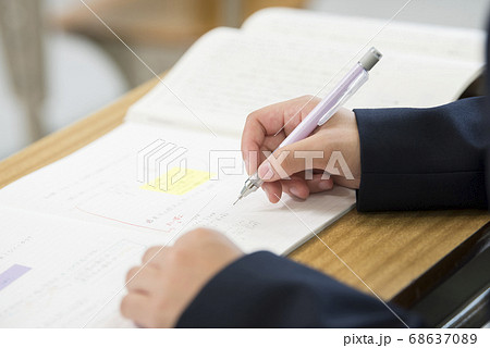 中学生　高校生　女子　手元　勉強 68637089