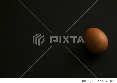 黒バックの生卵 68637167
