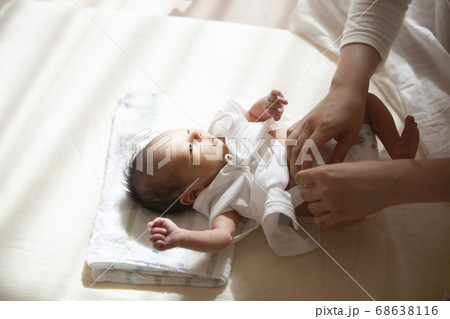 着替えをする新生児 着替えをする新生児 68638116
