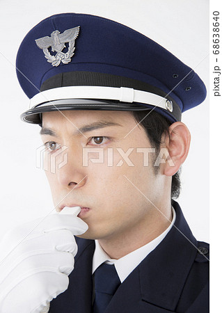笛を吹くガードマン 68638640