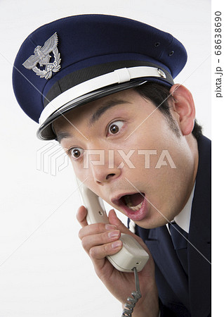 通報する警備員 通報する警備員 68638690