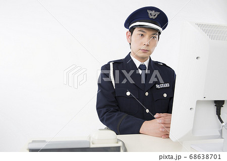 監視する警備員 監視する警備員 68638701