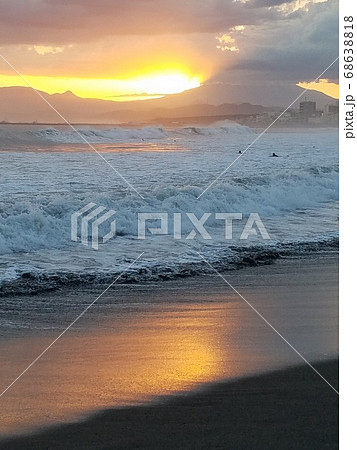 湘南茅ヶ崎海岸からの秋の夕景、美しい夕陽の残照と輝く渚【9月】 湘南茅ヶ崎海岸からの秋の夕景、美しい夕陽の残照と輝く渚【9月】 68638818